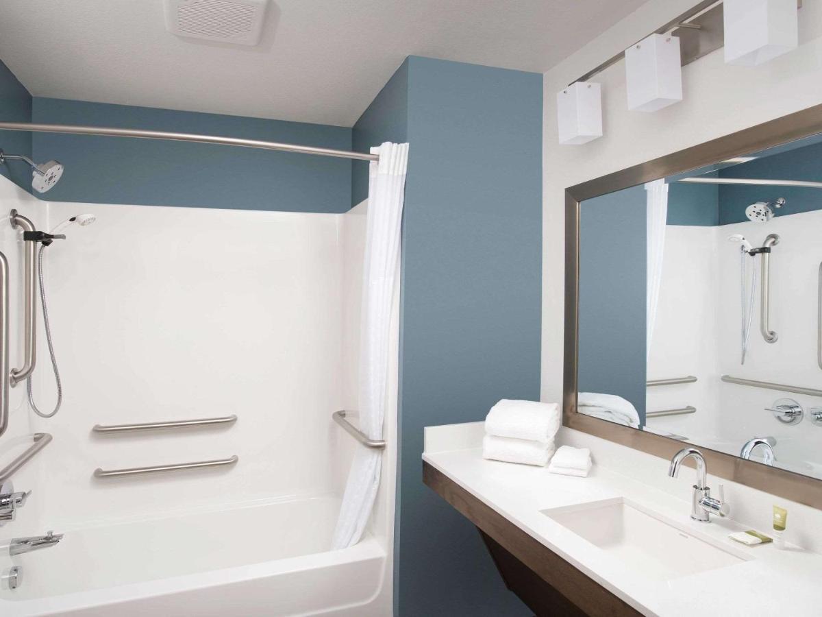 Queen Room with Tub - Accessible/Non Smoking